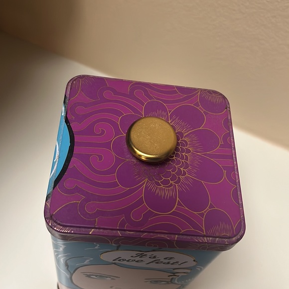 Benefit container - Picture 2 of 3